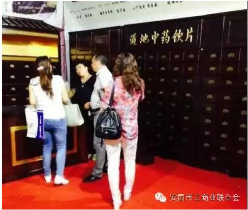 珂瑪全體工作人員和長江牛至吳導演合影