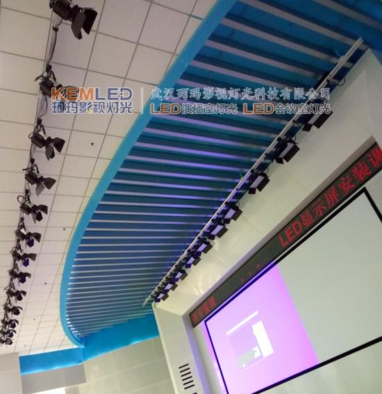 成都航空職業(yè)技術(shù)學院報告廳燈光實景圖