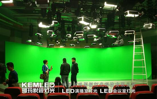 湖南師范大學電視臺<a href='/Product/product-0001,0075.shtml' class='keys' title='點擊查看關于LED演播室燈光的相關信息' target='_blank'>LED演播室燈光</a>圖