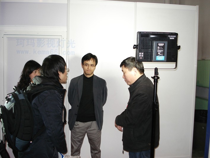 珂瑪燈光趙總與韓國(guó)客戶(hù)親密交談LED平板影室燈合作事宜